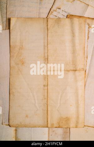 Groupe de feuilles anciennes empilées avec espace à écrire Banque D'Images
