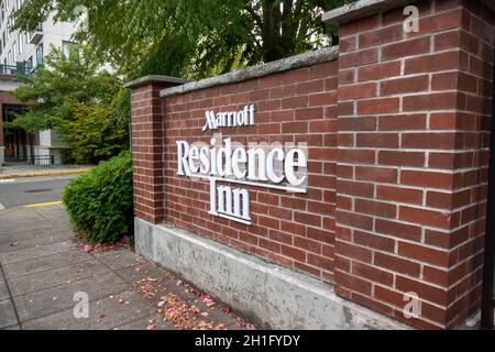 Redmond, WA USA - vers août 2021 : vue inclinée sur une rue d'un Marriott Residence Inn dans le centre-ville de Redmond. Banque D'Images