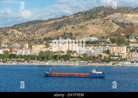 Reggio Calabria, Italie - 30 octobre 2017 : General Cargo Ship NS Koralle dans le détroit de Messine à Reggio de Calabre, en Italie. Reggio di Calabria est un c Banque D'Images