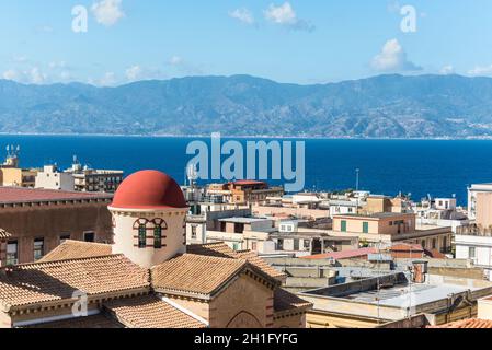 Reggio Calabria, Italie - 30 octobre 2017 : Vue aérienne de l'église Chiesa degli Ottimati et détroit de Messine entre Reggio di Calabria et Sicil Banque D'Images