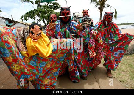 itacare, bahia / brésil - 20 février 2012: Des hommes masqués sont vus dans la rue de la ville d'Itacare, dans le sud de Bahia, pendant le carnaval. *** Loc Banque D'Images