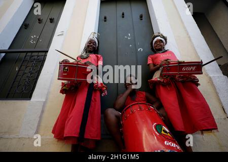 salvador, bahia / brésil - 19 février 2019: Les enfants de Banda Dida sont vus à côté des instruments de musique à Pelourinho dans la ville de Salvador. *** Banque D'Images