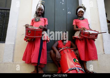 salvador, bahia / brésil - 19 février 2019: Les enfants de Banda Dida sont vus à côté des instruments de musique à Pelourinho dans la ville de Salvador. *** Banque D'Images