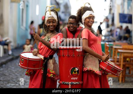 salvador, bahia / brésil - 19 février 2019: Les enfants de Banda Dida sont vus à côté des instruments de musique à Pelourinho dans la ville de Salvador. *** Banque D'Images