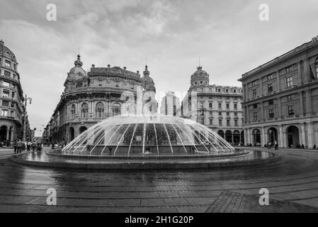 Gênes, Italie - 28 octobre 2017 : Fontaine sur la Piazza de Ferrari - la place principale de la ville, situé entre le centre historique et moderne et est financière et Banque D'Images