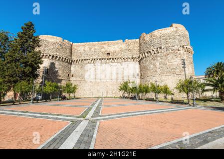 Reggio Calabria, Italie - 30 octobre 2017 : Castello Aragonese (château Aragonais) construit par Ferdinand I d'Aragon à Reggio Calabria, Italie. Banque D'Images