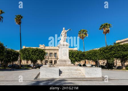 Reggio Calabria, Italie - 30 octobre 2017 : Monument en Italie sur la Piazza Italia à Reggio Calabria, Italie. Banque D'Images