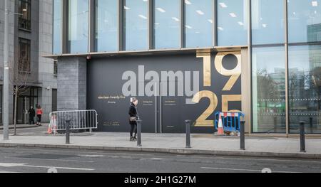 Dublin, Irlande - 12 février 2019 : personnes qui passent devant le célèbre restaurant 1925 lors de ses travaux de rénovation, le jour d'hiver Banque D'Images