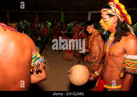 porto seguro, bahia / brésil - 14 avril 2009 : On voit des Indiens de l'ethnie Pataxo dans le village de Jaqueira, dans la municipalité de Porto Seguro. Banque D'Images