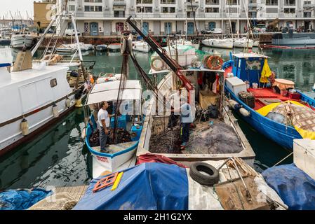 Gênes, Italie - 28 octobre 2017 : les pêcheurs organise leur filet de pêche dans la région de Gênes (Genova), Ligurie, Italie, côte méditerranéenne. Banque D'Images