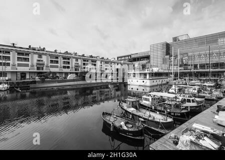 Gênes, Italie - 28 octobre 2017 : sous-marin et des bateaux de pêche amarrés dans le vieux port de Gênes (Genova), Ligurie, Italie, côte méditerranéenne. Le Galata Banque D'Images