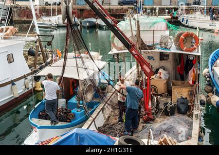 Gênes, Italie - 28 octobre 2017 : les pêcheurs organise leur filet de pêche dans la région de Gênes (Genova), Ligurie, Italie, côte méditerranéenne. Banque D'Images