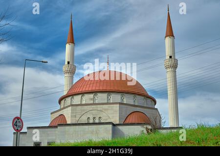 Deux minarets, et la mosquée nouvellement établie avec son dôme de couleur rouge avec magnifique ciel bleu et ciel nuageux fond Banque D'Images