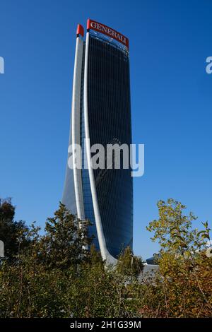 Milan Citylife, Lombardie, Italie.Vers 10/2019.Gratte-ciel Assicurazioni Generali avec fond bleu ciel et arbres avec feuilles vertes. Banque D'Images