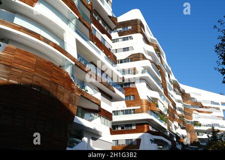 Citylife Milan, Lombardie, Italie. À propos de 10/2019. Le CityLife Milan d'habitation. Palais conçue par Zaha Hadid et entouré de jardins verdoyants. Banque D'Images