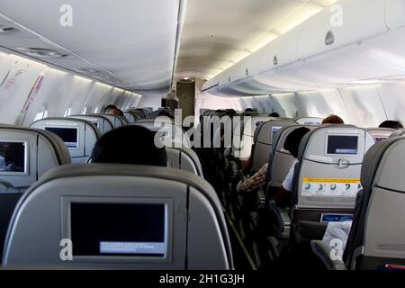 salvador, bahia / brésil - 30 juillet 2013 : cabine d'un avion Embraer 195 d'Azul Linhas Aereas. *** Légende locale *** . Banque D'Images