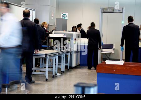 salvador, bahia / brésil - 30 juillet 2013 : les agents de sécurité de l'aéroport de Salvador utilisent des équipements à rayons X pour vérifier les bagages à main à bord des passagers. Banque D'Images