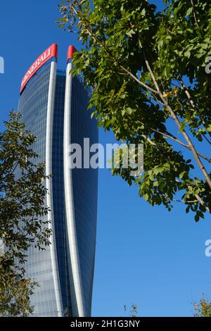 Citylife Milan, Lombardie, Italie. À propos de 10/2019. Assicurazioni Generali en gratte-ciel Citylife Milan entouré d'arbres avec des feuilles vertes. Banque D'Images