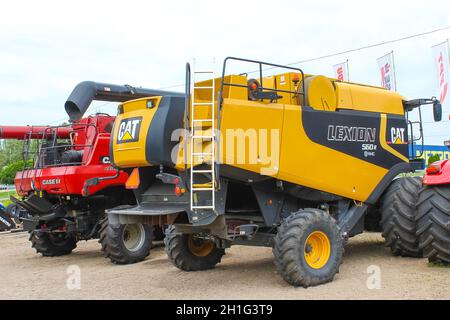 Kiev, Ukraine - 16 juin 2020 : la moissonneuse-batteuse moderne Claas Lexion 560 se trouve sur la route de Kiev, Ukraine, le 16 juin 2020 Banque D'Images