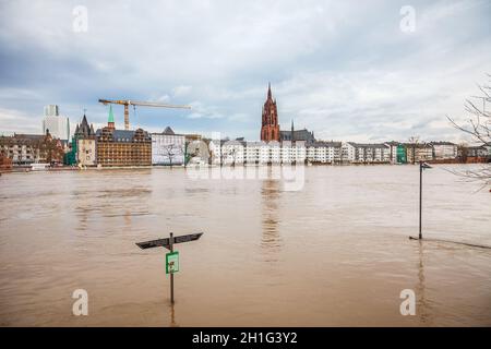 FRANCFORT-JANVIER 15 2011 : inondation à Francfort-sur-le-main due à une eau extrêmement élevée dans la rivière main. Banque D'Images