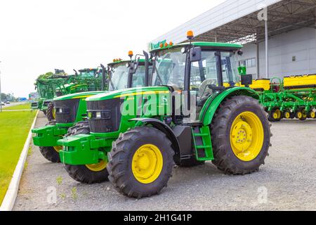 Kiev, Ukraine - 16 juin 2020 : le puissant tracteur John Deer à Kiev, Ukraine, le 16 juin 2020 Banque D'Images