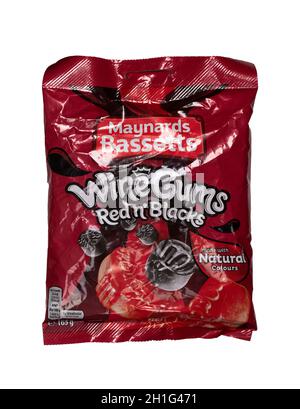 SWINDON, Royaume-Uni - 22 JUIN 2020: , Maynards Bassetts Red N Black Wine gums paquet sur fond blanc. Banque D'Images