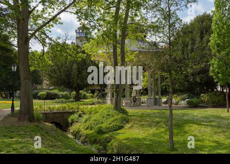 Pavillon avec Sodenia statue dans le Quellenpark de Bad Soden am Taunus, Hesse, Allemagne Banque D'Images