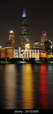 CHICAGO, ILLINOIS/USA-OCTOBRE 15 2016 : réflexions sur les gratte-ciel et les grands bâtiments de Chicago sur le lac Michigan la nuit le 15 2016 octobre, Chicago, il Banque D'Images