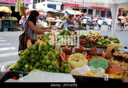 salvador, bahia / brésil - 3 mai 2019: Vente de fruits dans le commerce de rue dans le quartier de Cajazeiras dans la ville de Salvador. *** Légende locale * Banque D'Images