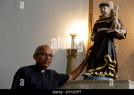 salvador, bahia / brésil - 6 juin 2019: Edimillon Lima, curé de l'église Santo Antonio, dans le quartier Cosme de Farias dans la ville de Banque D'Images