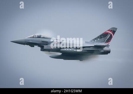 ZELTWEG, AUTRICHE - 07 septembre 2019 : avion militaire Eurofighter de la Force aérienne autrichienne à grande vitesse avec beaucoup de condensation au-dessus de la cabine et des ailes Banque D'Images