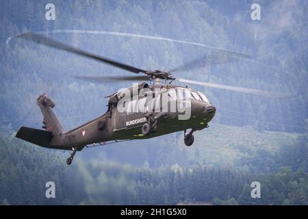 ZELTWEG, AUTRICHE - 07 septembre 2019 : hélicoptère Black Hawk de la Force aérienne autrichienne en vol par temps humide Banque D'Images