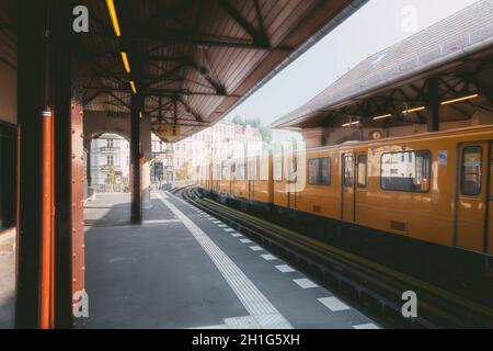 BERLIN, ALLEMAGNE - 13 octobre 2021 : un train de berlin entrant dans la gare Banque D'Images