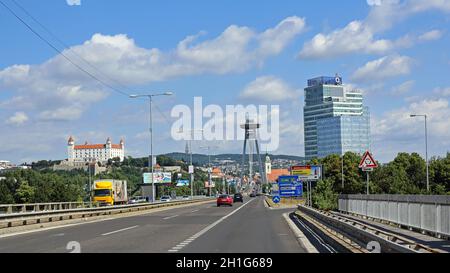 Bratislava, Slovaquie - 10 juillet 2015 : Château et pont SNP avec restaurant sur le dessus de Pylon à Bratislava, Slovaquie. Banque D'Images