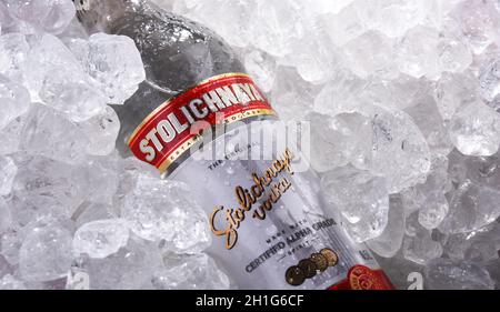 POZNAN, POL - 28 MAI 2020 : bouteille de Stolichnaya, marque populaire de vodka russe faite de blé et de grain de seigle Banque D'Images