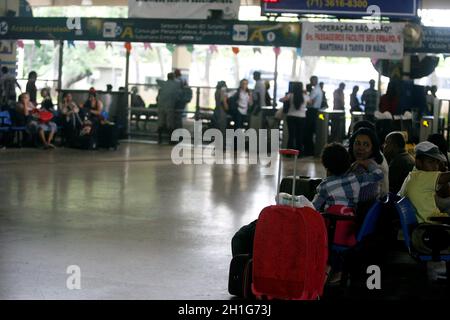 salvador, bahia / brésil - 17 juin 2017 : les passagers sont vus sur la plate-forme d'embarquement de la gare routière dans la ville de Salvador. *** Légende locale * Banque D'Images