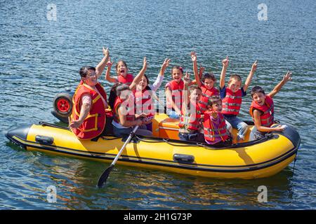 Lac TARNITA, COMTÉ DE CLUJ, ROUMANIE - SEPTEMBRE 09 2013 des enfants d'une communauté socialement défavorisée ont pris un voyage de vacances avec jaune gonflable Banque D'Images