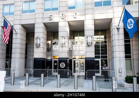 Washington, États-Unis.18 octobre 2021.Panneau du ministère de la sécurité intérieure dans un bâtiment de l'Immigration et de l'application des douanes des États-Unis situé au 500 12th St SW, Washington, DC.Crédit : SOPA Images Limited/Alamy Live News Banque D'Images