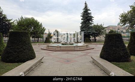 Budapest, Hongrie - 13 juillet 2015 : Fontaine d'eau avec sculpture au parc Vigado à Budapest, Hongrie. Banque D'Images