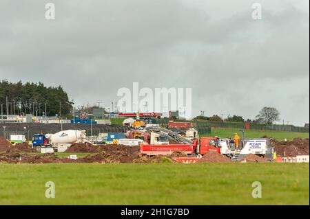 Cork, Irlande.18 octobre 2021.Les travaux de reconstruction de la piste de l'aéroport de Cork se poursuivent.L'aéroport sera fermé jusqu'au 22 novembre pour faciliter les travaux.La piste a été une ruche d'activité cet après-midi avec de bons progrès.Crédit : AG News/Alay Live News Banque D'Images