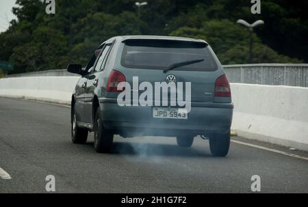 salvador, bahia / brésil - 18 novembre 2013 : le véhicule est vu expulser la fumée en voyageant sur l'autoroute BR 324 dans la ville de Salvador.*** Cap local Banque D'Images