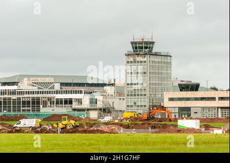 Cork, Irlande.18 octobre 2021.Les travaux de reconstruction de la piste de l'aéroport de Cork se poursuivent.L'aéroport sera fermé jusqu'au 22 novembre pour faciliter les travaux.La piste a été une ruche d'activité cet après-midi avec de bons progrès.Crédit : AG News/Alay Live News Banque D'Images