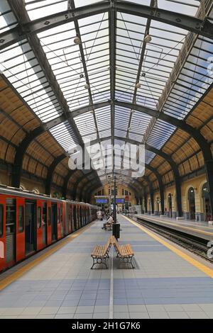 Pirée, Grèce - 04 mai 2015 : station de métro vide à Pirée, Grèce. Banque D'Images