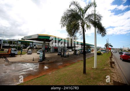 salvador, bahia / brésil - 7 décembre 2016: Vu station-service à la centrale canteriros de l'avenue Luiz Viana Filho - Paralela dans la ville de Salvador. Banque D'Images