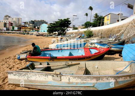 salvador, bahia / brésil - 28 décembre 2016: Des bateaux de pêche artésans sont vus dans le sable de Praia da Paciencia dans le quartier de Rio Vermelho dans le Banque D'Images