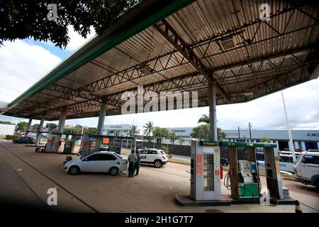 salvador, bahia / brésil - 7 décembre 2016: Vu station-service à la centrale canteriros de l'avenue Luiz Viana Filho - Paralela dans la ville de Salvador. Banque D'Images