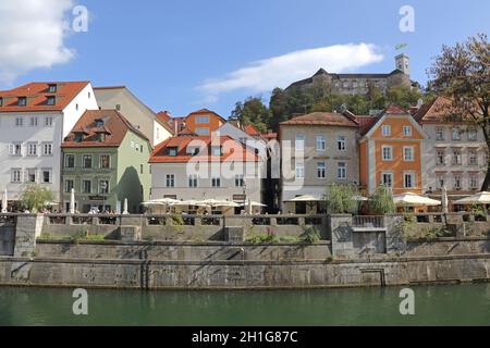 Ljubljana, Slovénie - 12 octobre 2014 : maisons le long du centre-ville de Ljubljana, Slovénie. Banque D'Images