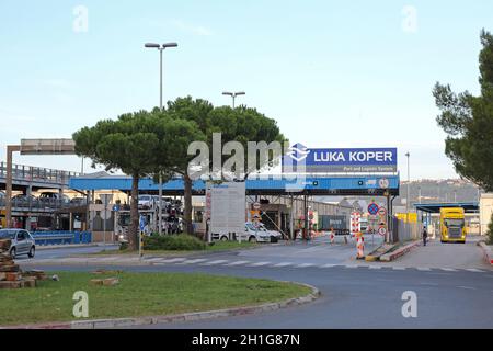 Koper, Slovénie - 14 octobre 2014 : porte principale du port commercial et du terminal de fret à Koper, Slovénie. Banque D'Images