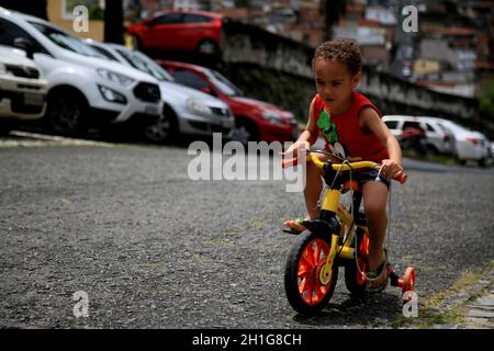 salvador, bahia / brésil - 17 août 2019: L'enfant est vu à vélo dans un condominium dans la ville de Salvador. *** Légende locale *** Banque D'Images