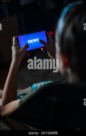 Bucarest, Roumanie - juin 25. 20202: Image un enfant jouant à Fortnite, un jeu d'Epic Games, sur un téléphone portable à Bucarest, Roumanie. Banque D'Images